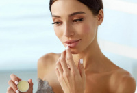 С чем связана сухость губ?